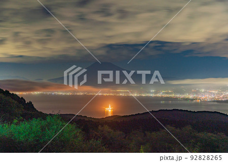 （静岡県）地球深部探査船「ちきゅう」が浮かぶ駿河湾越しに、富士山 92828265