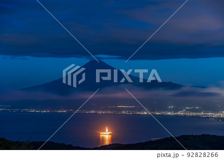 （静岡県）地球深部探査船「ちきゅう」が浮かぶ駿河湾越しに、富士山 92828266