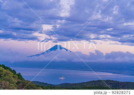 （静岡県）地球深部探査船「ちきゅう」が浮かぶ駿河湾越しに、富士山 92828271