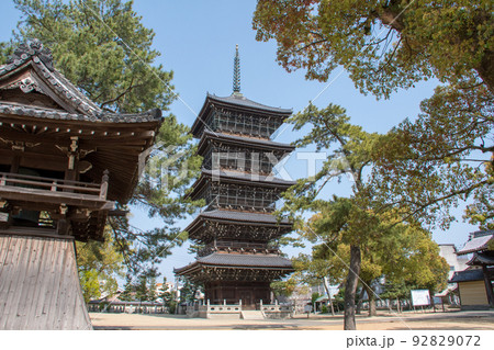 香川県善通寺市　総本山善通寺の五重塔 92829072