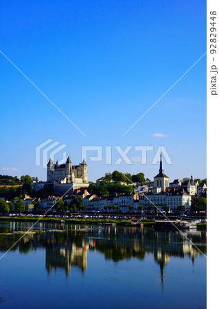 ソミュール城とロワール川の美しい景色  Château de Saumur 92829448