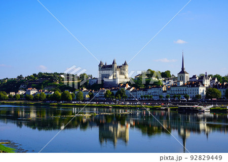 ソミュール城とロワール川の美しい景色  Château de Saumur 92829449