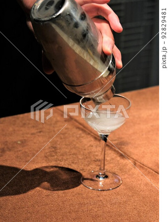 バーテンダーが手際よくカクテルを作っている風景 92829481