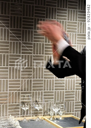 バーテンダーが手際よくカクテルを作っている風景 92829482