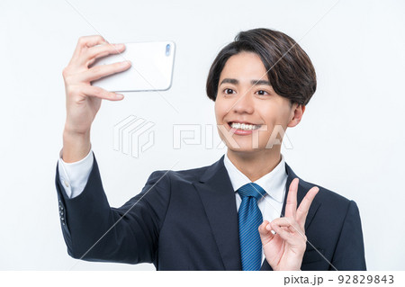 自撮りをする若いビジネスマン 92829843