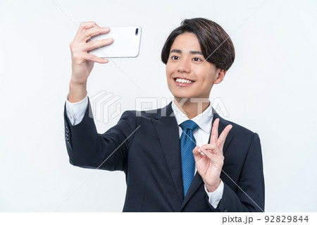 自撮りをする若いビジネスマン 92829844