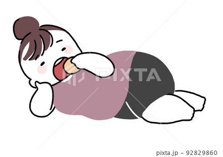 横になってお菓子を食べる女性 92829860