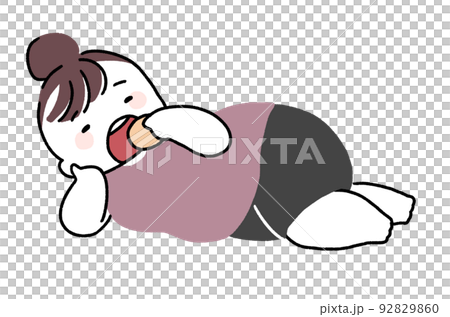 横になってお菓子を食べる女性 92829860