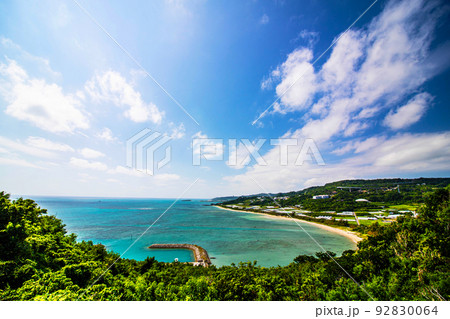 美しい海と空の沖縄 92830064