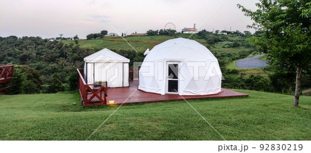 ドーム型テントと自然の風景 ドーム型テントと自然の風景 92830219