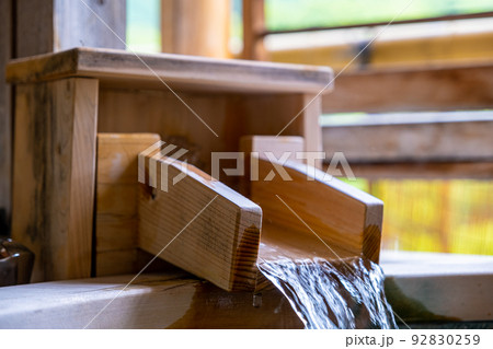 温泉の湯口 92830259