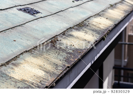 築25年の一戸建ての、色あせて汚くなった屋根 92830329