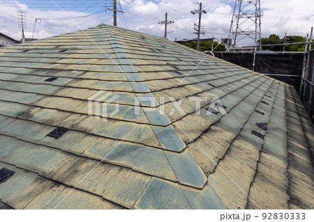 築25年の一戸建ての、色あせて汚くなった屋根 92830333