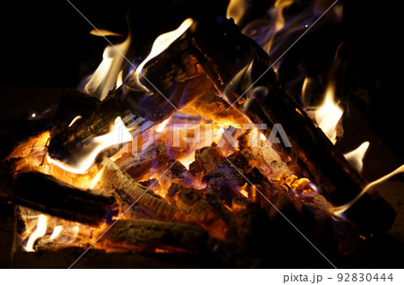 豪快な焚き火と大量の熾火 92830444