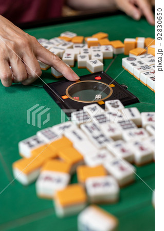 電動麻雀卓でさいころのボタンを押しているシニア女性の手 電動麻雀卓でさいころのボタンを押しているシニア女性の手 92830650