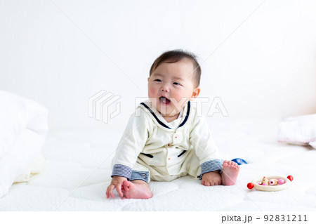 お座りをするあかちゃん 乳児 お座りをするあかちゃん 乳児 92831211