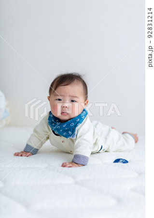 うつ伏せをするあかちゃん　乳児 92831214