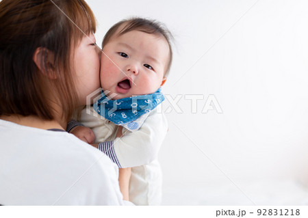 子供をあやす母親 子供をあやす母親 92831218