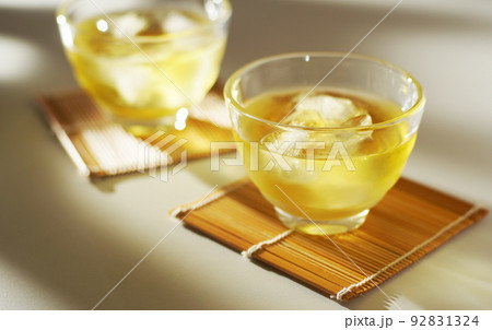 夏の冷たいお茶 92831324