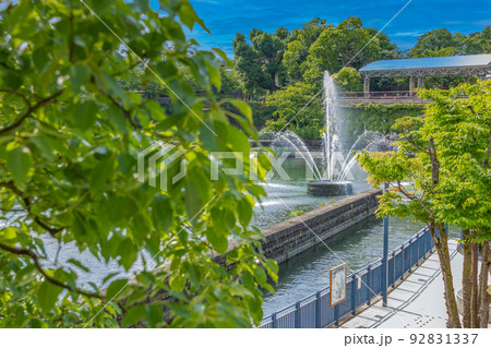 京都　琵琶湖疏水の噴水と川　青空 92831337