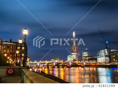 ロンドン　ザ・シャードと夜のテムズ川 92831589