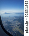 飛行機の機内から見た桜島 92831842