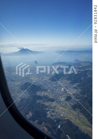 飛行機の機内から見た桜島 92831842