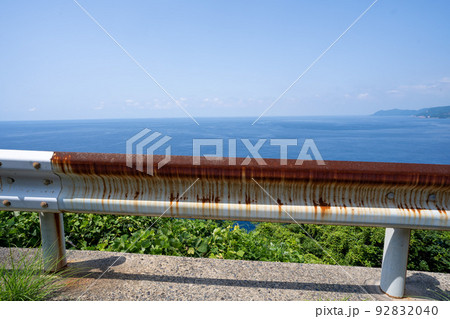 青い海とさび付いたガードレール　南国の風景 92832040