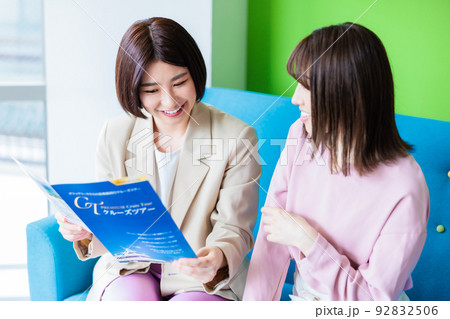 クルーズツアーのパンフレットを見ながら計画を立てる女性 92832506