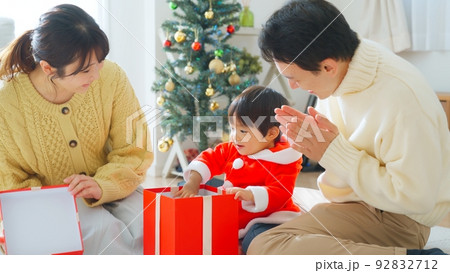 ファミリー_クリスマスイメージ 92832712