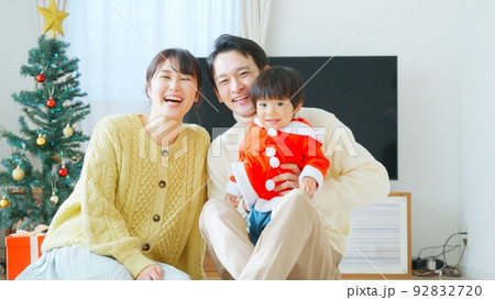 ファミリー_クリスマスイメージ ファミリー_クリスマスイメージ 92832720