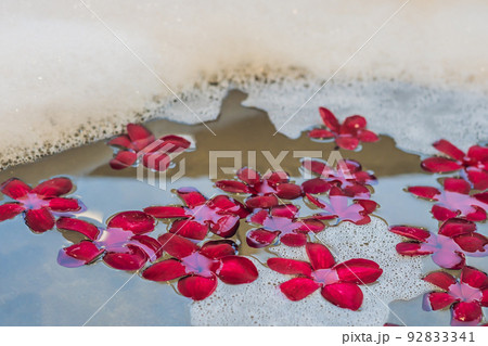 Red frangipani flowers in the spa bath Red frangipani flowers in the spa bath 92833341