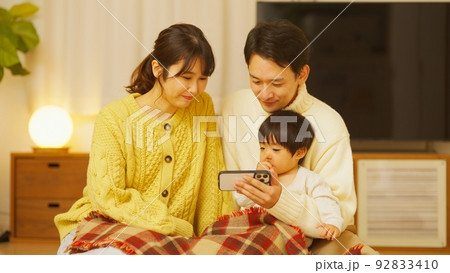 寒い冬の夜に寄り添う家族 寒い冬の夜に寄り添う家族 92833410