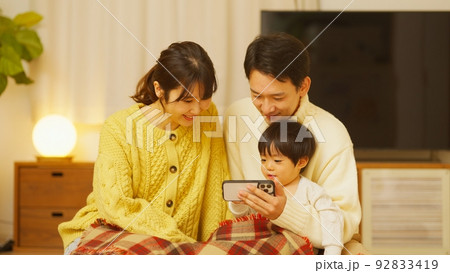 寒い冬の夜に寄り添う家族 92833419