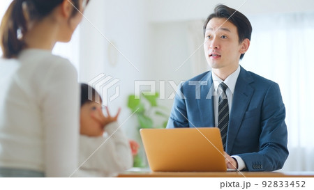 子連れの母親に営業をかける男性営業マン 子連れの母親に営業をかける男性営業マン 92833452