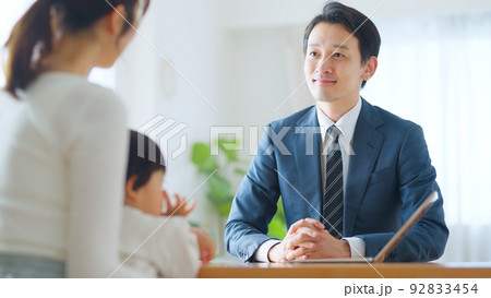 子連れの母親に営業をかける男性営業マン 92833454