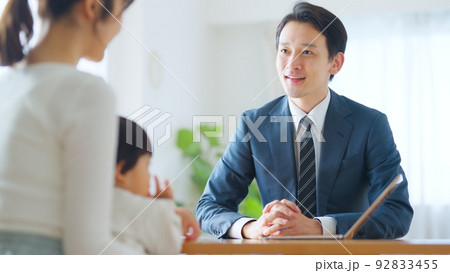 子連れの母親に営業をかける男性営業マン 子連れの母親に営業をかける男性営業マン 92833455