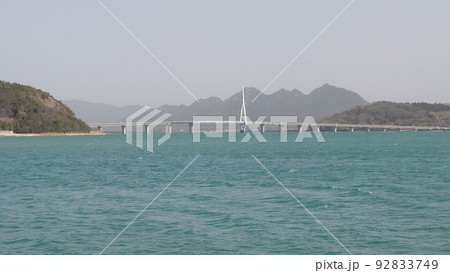 緑海に架かる大きな白い橋 緑海に架かる大きな白い橋 92833749