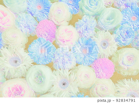 金色の背景に白、青、ピンクの花。陶板のようなレリーフ 92834791