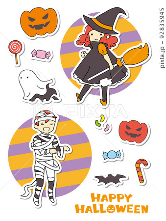 ハロウィンの仮装をした子供とお菓子のセットB 92835945