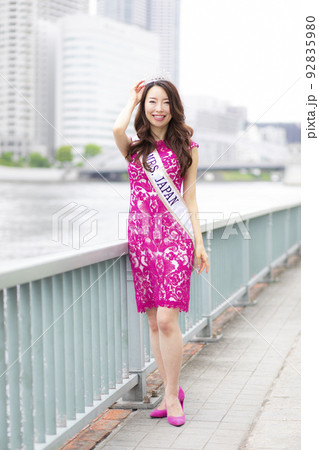 夏のワンピースを着た痩身美人 夏のワンピースを着た痩身美人 92835980