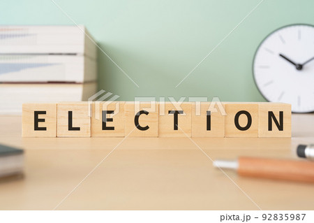 選挙のイメージ|「ELECTION」と書かれたブロックが置かれたデスク 選挙のイメージ|「ELECTION」と書かれたブロックが置かれたデスク 92835987