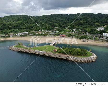 別府湾の田ノ浦ビーチの人工島の空撮 92836058