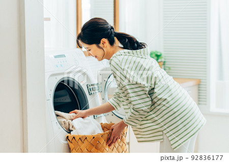 洗濯する若い女性 92836177