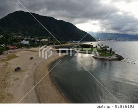 夕暮れの別府湾の田ノ浦ビーチの空撮 夕暮れの別府湾の田ノ浦ビーチの空撮 92836192