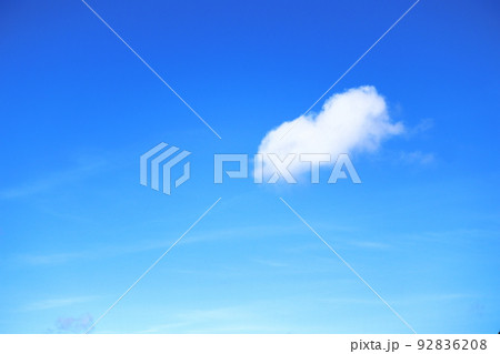 青い空と小さな白い雲 92836208