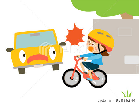 自動車と自転車に乗った人の飛び出し事故 92836244