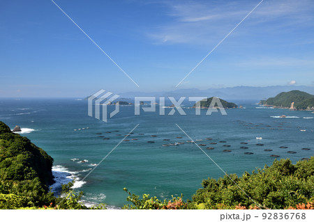 塩浜山村広場から錦湾と熊野灘(左から大島、耳穴島、平瀬島)を望む 【三重県度会郡大紀町】 塩浜山村広場から錦湾と熊野灘(左から大島、耳穴島、平瀬島)を望む 【三重県度会郡大紀町】 92836768