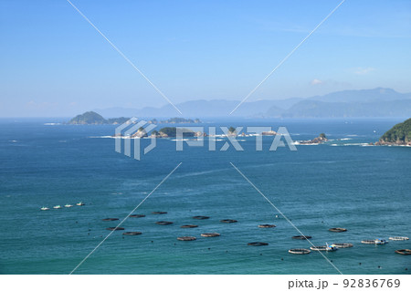 塩浜山村広場から錦湾と熊野灘(左から大島、耳穴島、平瀬島)を望む 【三重県度会郡大紀町】 塩浜山村広場から錦湾と熊野灘(左から大島、耳穴島、平瀬島)を望む 【三重県度会郡大紀町】 92836769