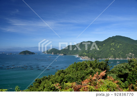塩浜山村広場から錦湾と熊野灘(左から大島、耳穴島、平瀬島)を望む 【三重県度会郡大紀町】 塩浜山村広場から錦湾と熊野灘(左から大島、耳穴島、平瀬島)を望む 【三重県度会郡大紀町】 92836770